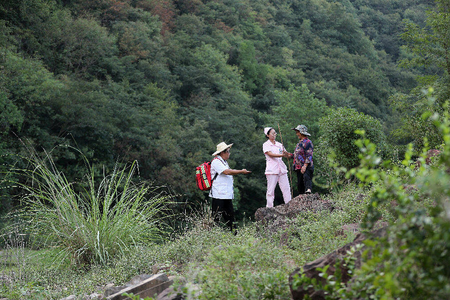 喻涛进山巡诊，叮嘱老人按时吃药（吕琴琴 摄）