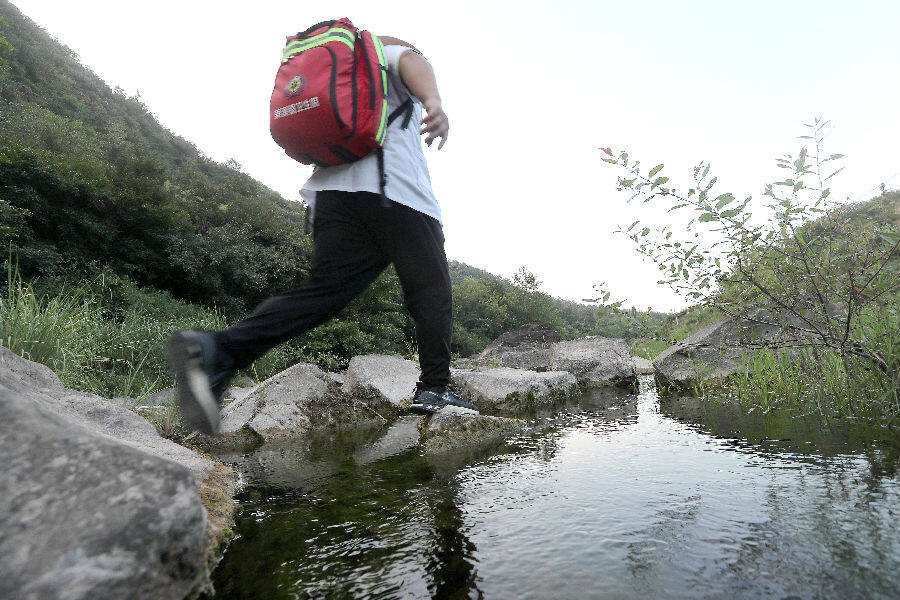喻涛跋山涉水走村串户为村民义诊送药（吕琴琴 摄）