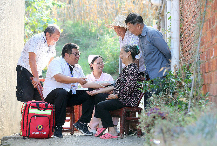 喻涛在湖北省荆门市东宝区栗溪镇马集村，上门为村民义诊（吕琴琴 摄）