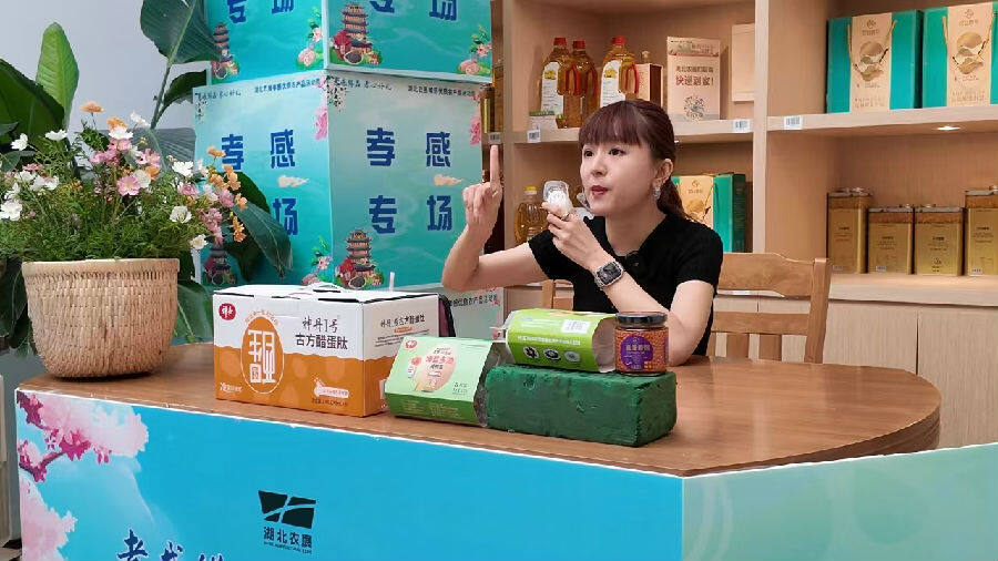 安陆网红达人在进行现场直播带货 （李林 摄）