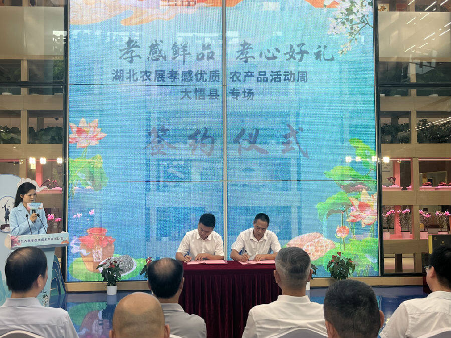 企业代表与采购商现场签约（易荣波 摄）