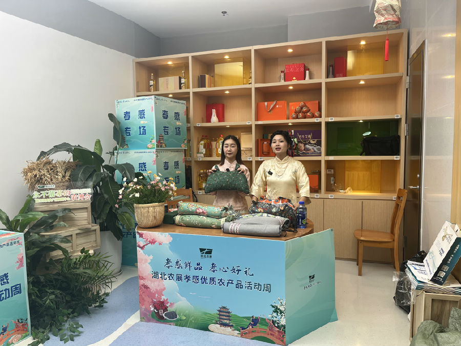 农产品展示现场进行网络直播销售（易荣波 摄）