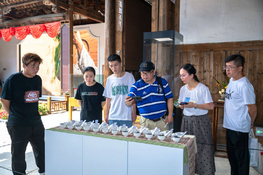 市民参观茶样展区（汪铭洋 摄）
