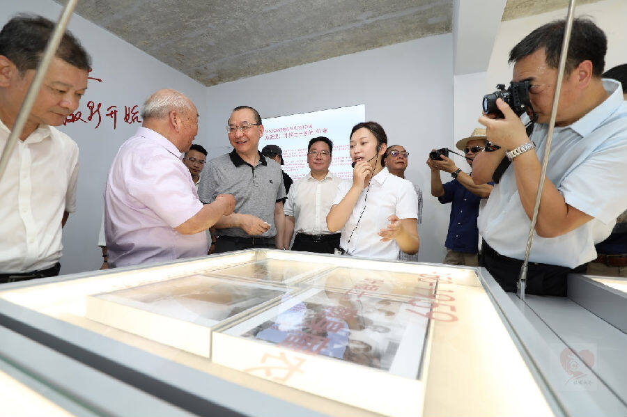 徐永辉（左二）和嘉宾一起参观摄影展（陆楠炫 摄）