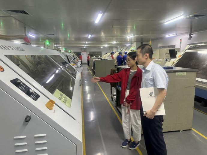 邮储银行汕头市分行客户经理到企业调研资金需求 （翁焕斌 摄）