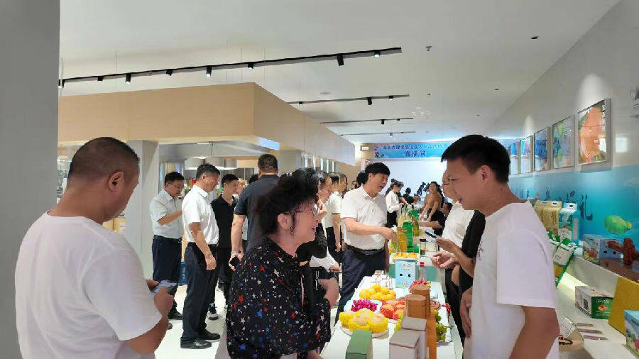 武汉市民在选购孝昌特产（李林 摄）