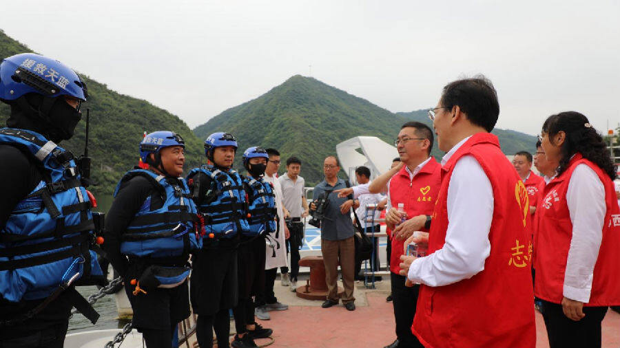  郧西县与白河县联合调研视察汉江水质情况（韩兰 摄）