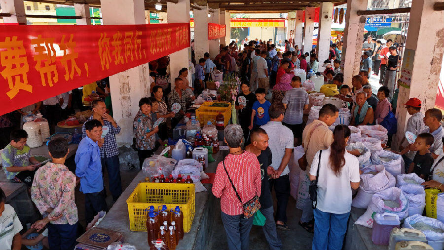 图为群众在逛集市选购商品（谢力 摄）