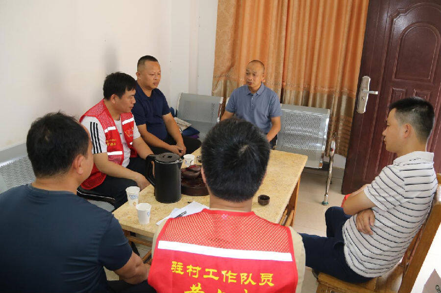 横州市局（营销部）与罗板村村两委干部开座谈会听取罗板村产业发展情况（洪思美 摄）