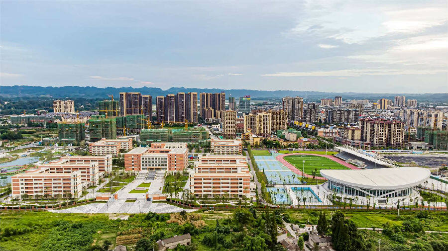 位于青神县的美丽校园（吴敏 摄）