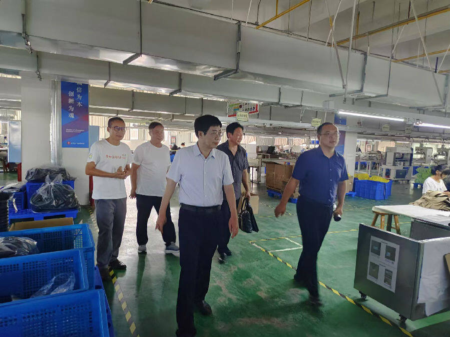 英山县财政局服务企业专班入企走访（王钰 摄）