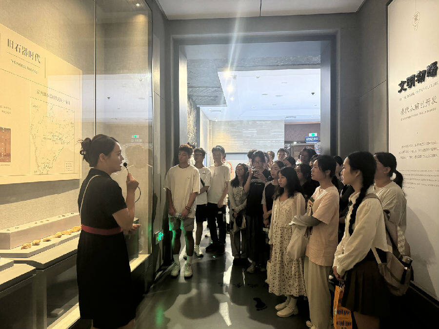 大学生走进漳州市博物馆、漳州市城市展示馆参观（李雅婷 摄）