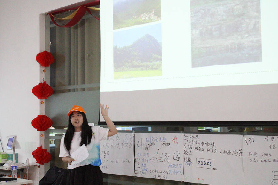 图为浙江工商大学马克思主义学院2022级博士生江玲在宁夏海原县电子公共服务中心做理论宣讲（李雨轩 摄）