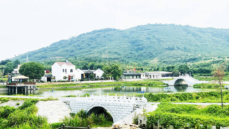 图为莲山村水美乡村一角（陈磊 摄）