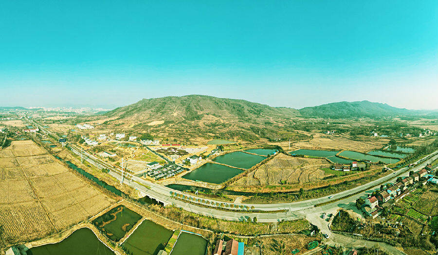 图为莲山村全景（吴光勇 摄）