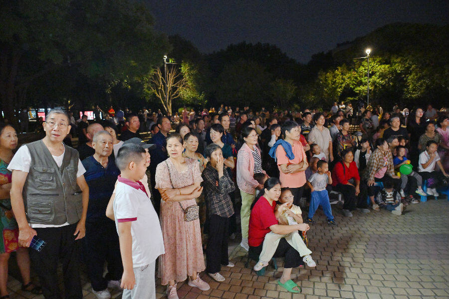 晚会现场群众一览（蒋济民 摄）