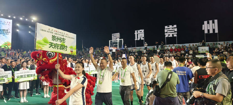 乡村篮球精英队伍陆续步入赛场 （戚原 摄）