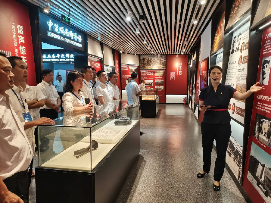贵港烟草组织青年干部开展党史教育（覃玉梅 摄）