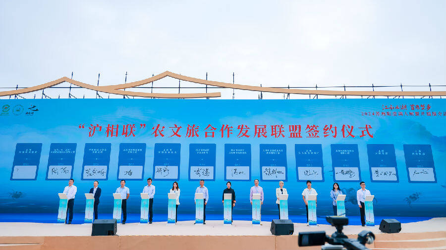 推介活动现场签约（张伟伟 摄）