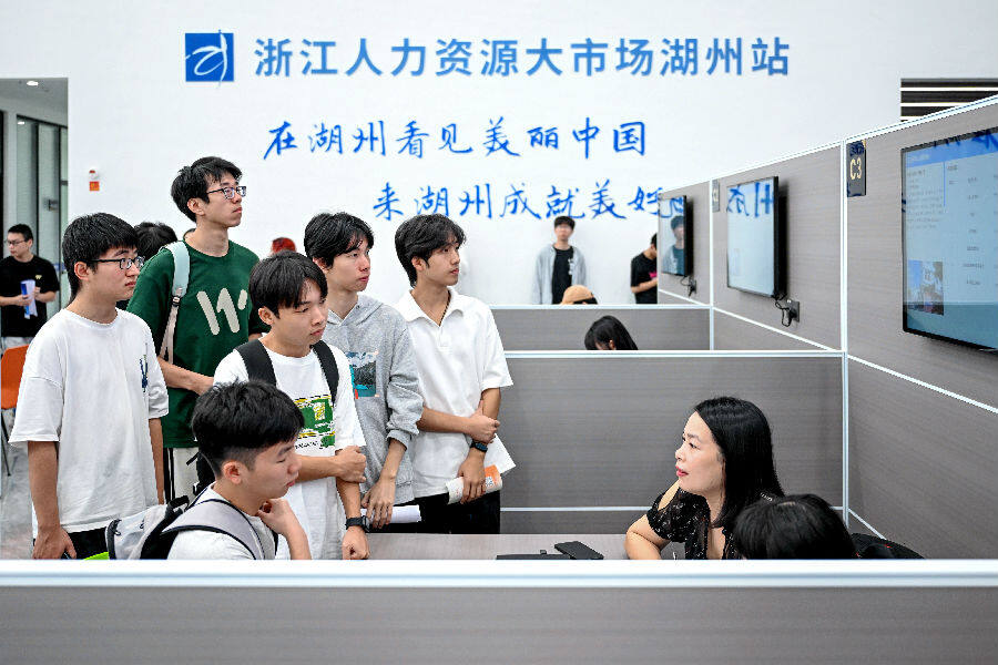 浙江人力资源大市场湖州站一览（谭云俸 摄）