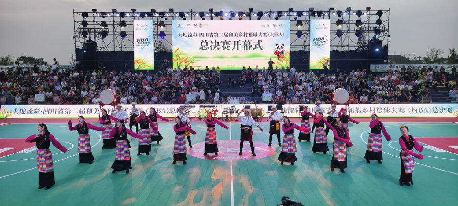  开幕式暖场表演  （戚原  摄）