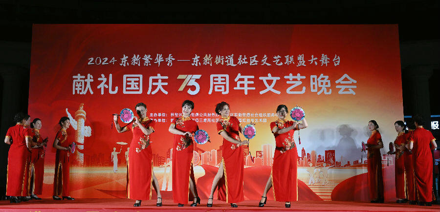 文艺晚会表演现场（蒋济民 摄）