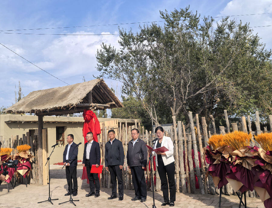 图为刘亮程童年院落揭牌仪式由沙湾市委常委、宣传部部长齐新英主持（查燕荣 摄）