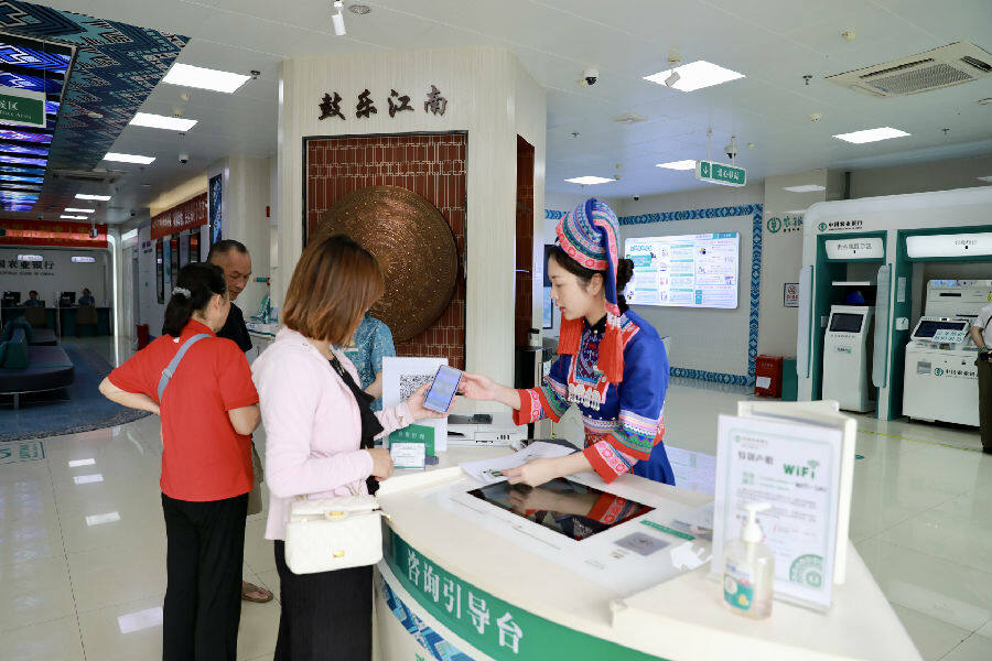 网点工作人员为客户提供咨询服务（牙玉珮 摄）