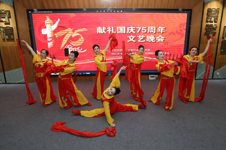  文艺演出现场 （赵建军 潜子立 摄）