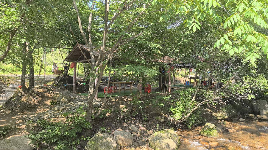 龙缘溪谷河边自助烧烤（刁茁 摄）
