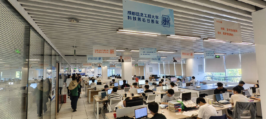 “无围墙的大学”里，学生全神贯注  （ 戚原  摄）
