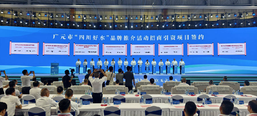 图为签约现场（戚原 摄）