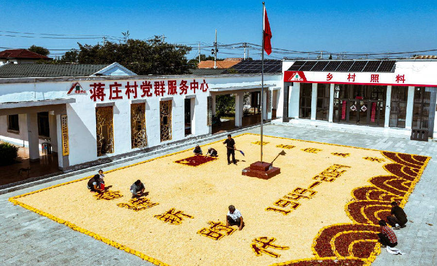 农民用辣椒玉米“作画”迎国庆（李世忠 摄）
