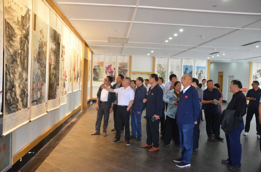 参加开幕式的嘉宾参观书画展（毛琦 摄）