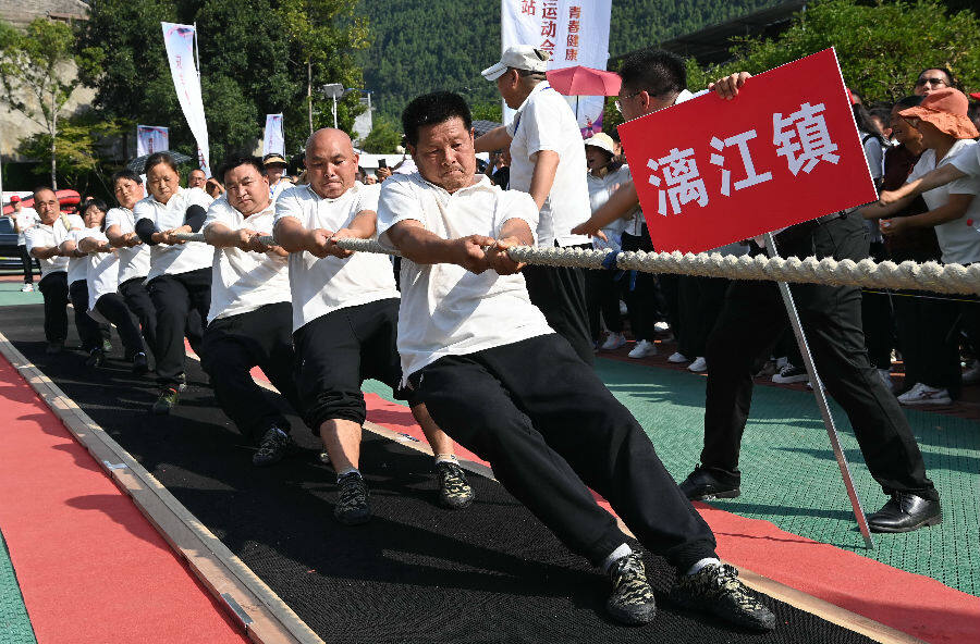 拨河比赛  （刘徽摄）