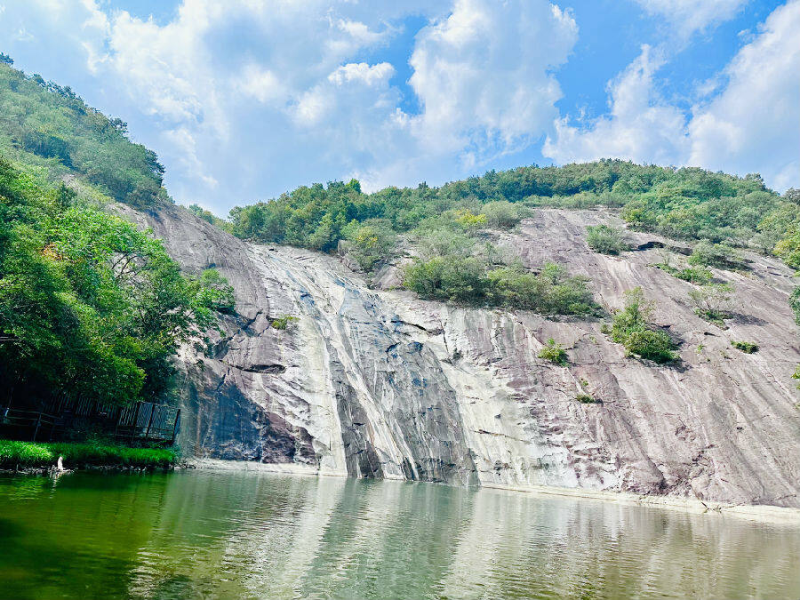 图为抱朴谷美景（马鑫 摄）