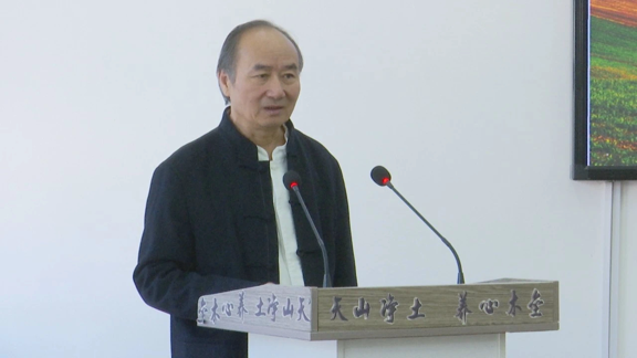刘亮程在活动现场讲话（王梦君 摄）