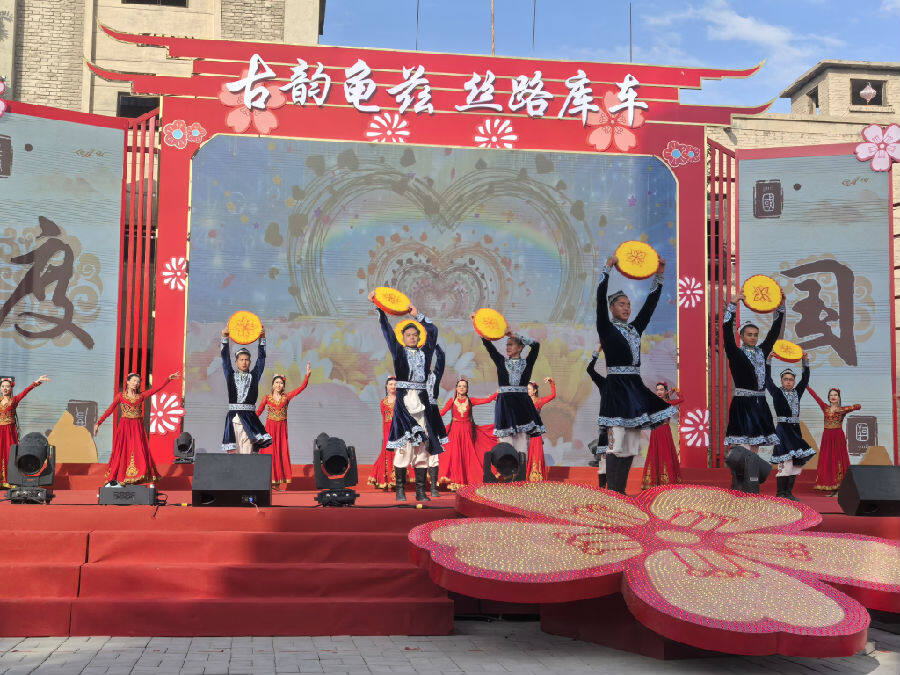 活动现场文艺表演 （查燕荣 摄）