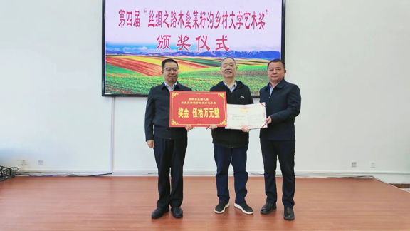 韩少功获得第四届“丝绸之路木垒菜籽沟乡村文学艺术奖”文学类金奖（王梦君 摄）