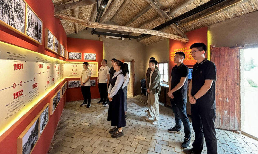 张店镇举行9.30烈士纪念日活动中，大家一起参观红色上马台革命传统教育基地（刘青 摄）