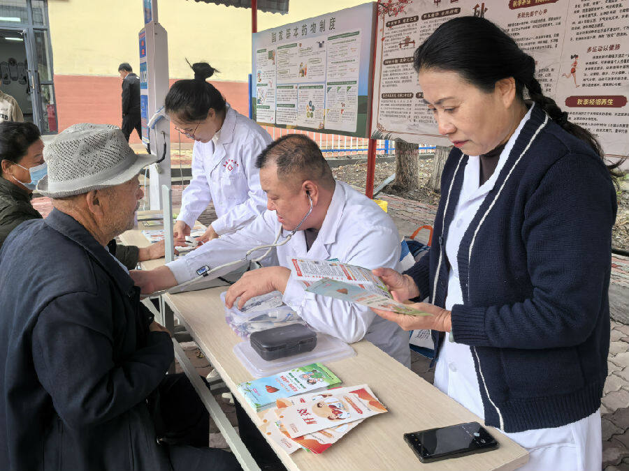 图为专家医疗队为村民义诊现场（查燕荣 摄）