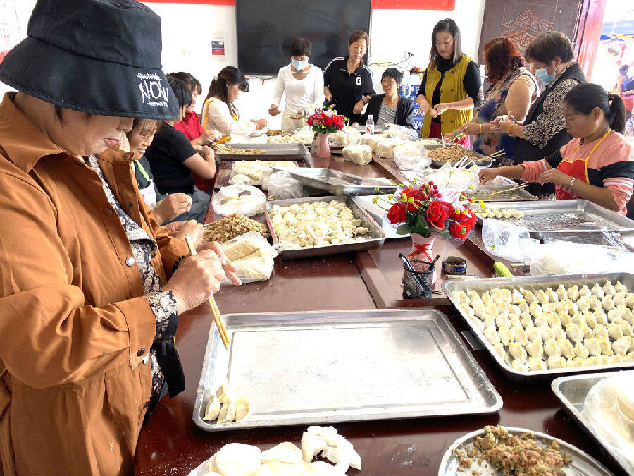 王老村孝老爱亲志愿者参加包饺子义务劳动（赵永昌 摄）