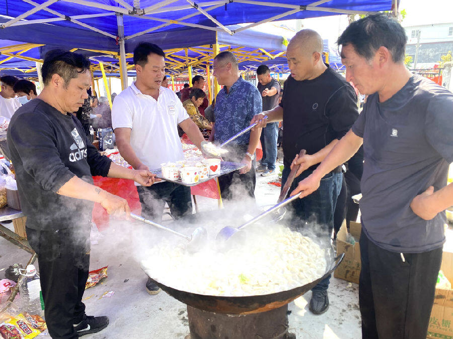 热气腾腾的饺子即将出锅被端上饭桌（赵永昌 摄）