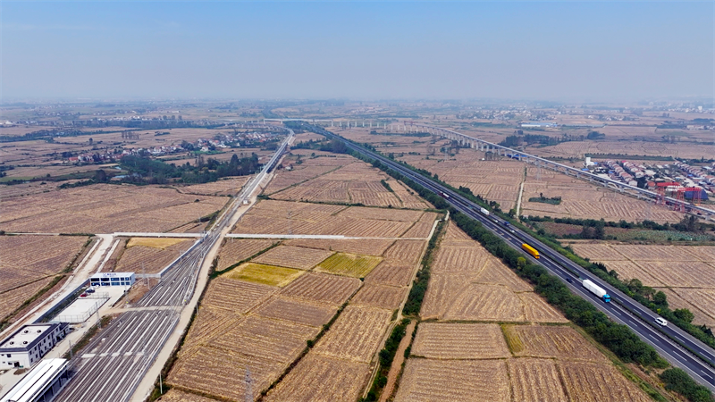 图为宜城公路与铁路交织（张尚东 摄）