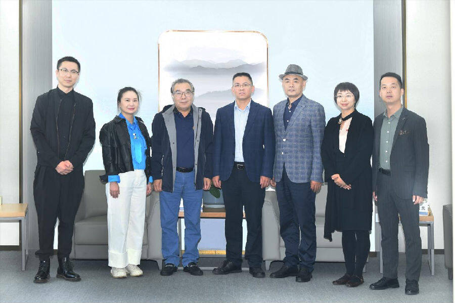 会谈人员合影 （陈红松 摄）