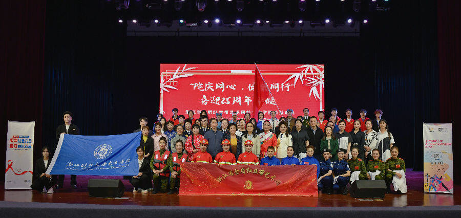 师生与演出人员在演出现场合影 （蒋济民 摄）