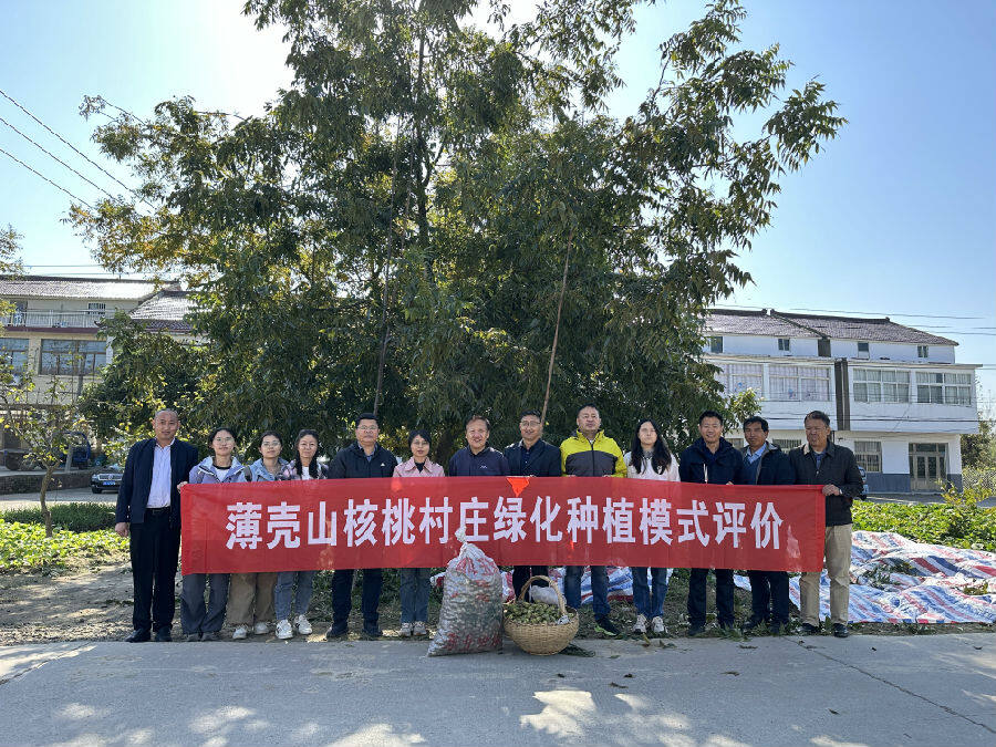 张启强与江苏省农业科学院、盱眙县农业农村局的农业专家们见证检测结果（张伟伟 摄）