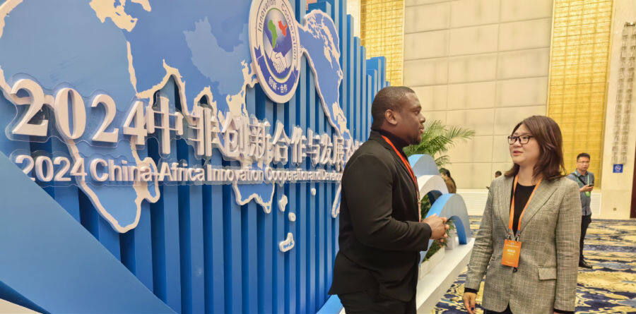来自科特迪瓦的中国地质大学经济学博士生马丁接受本报记者采访 （雷灿 摄）