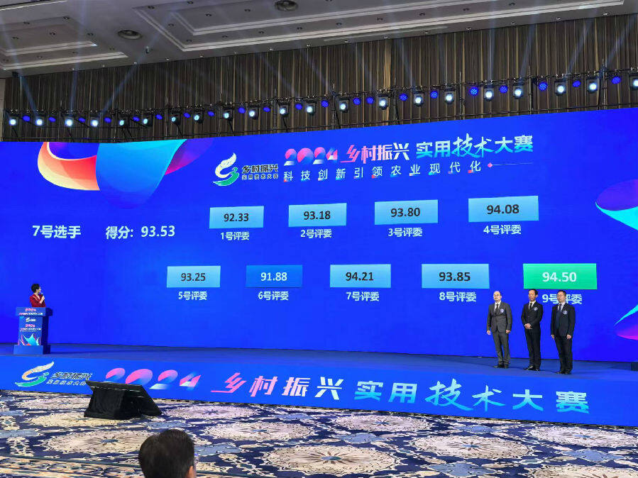 选手接受评委给选手现场打分（余惠玲 摄）