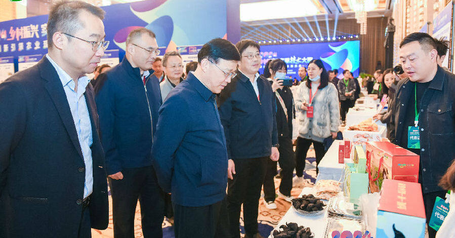 参会嘉宾参观实用技术成果展台（谭璐 摄）